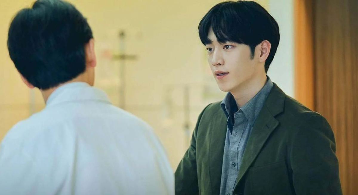 Со Кан Чжун (справа в роли сотрудника Административного бюро Ким Сэ Ха) на кадре из Сетка | Ноль.