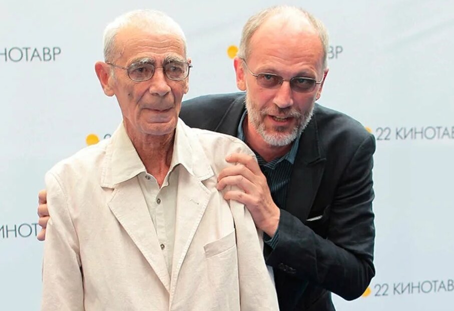 С отцом. Гарри Гордон - советский, украинский и российский поэт и прозаик, художник. 