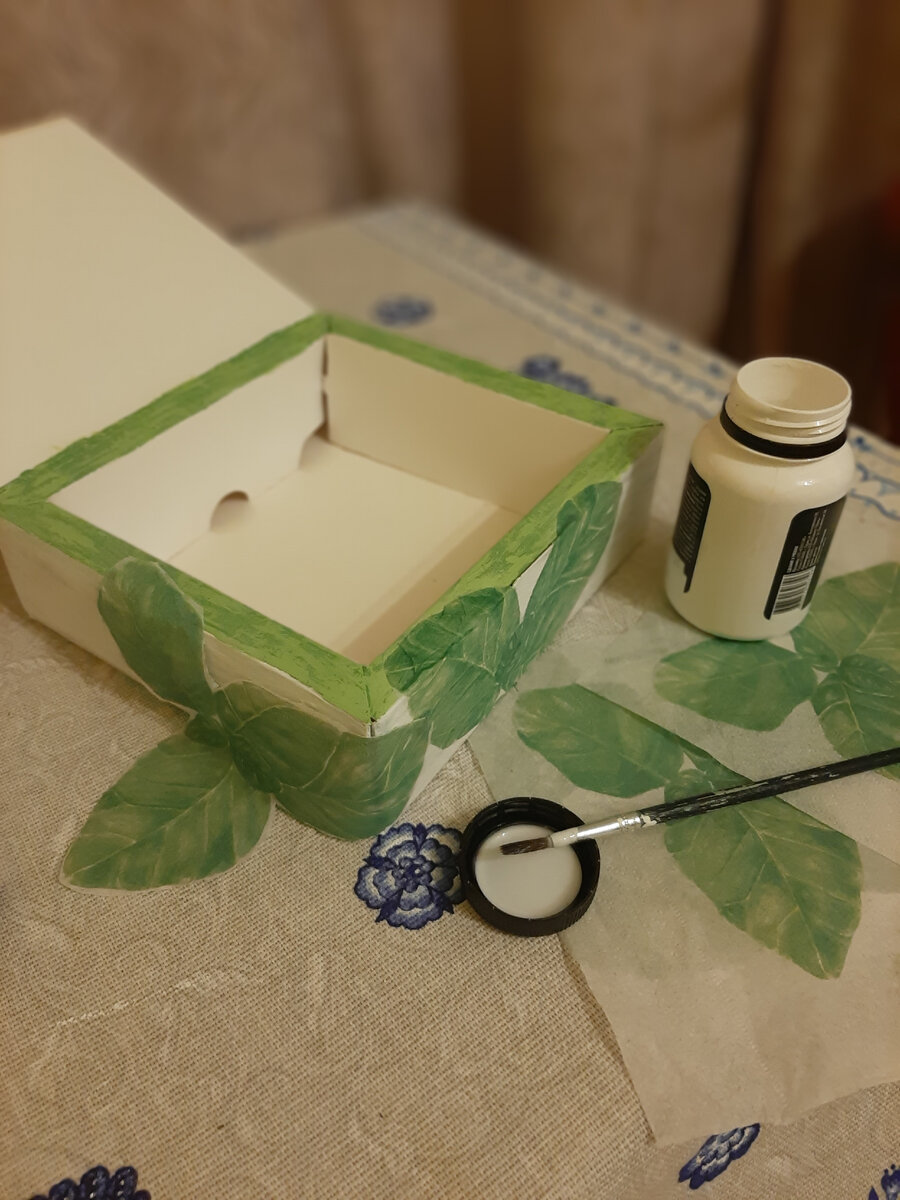 Мне понравилась салфетка с нежно-зелеными листьями мяты.