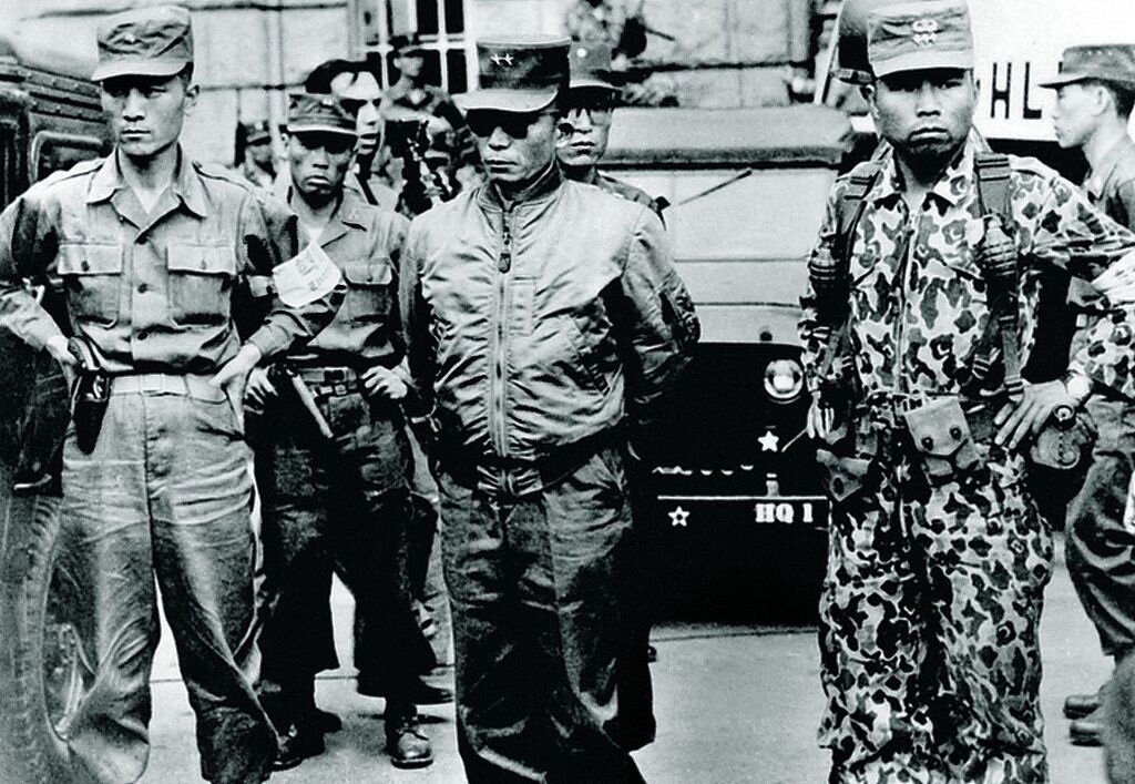 Сурвой мужчина в очках в центре — генерал Пак Чон Хи во время переворота 1961 года.