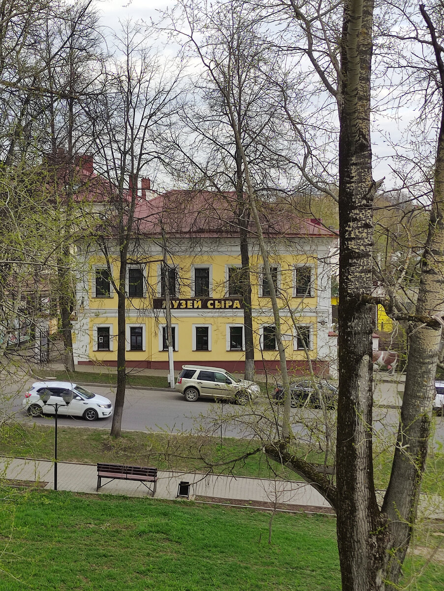 Так выглядит Музей сыра (корову у входа закрыло дерево) 