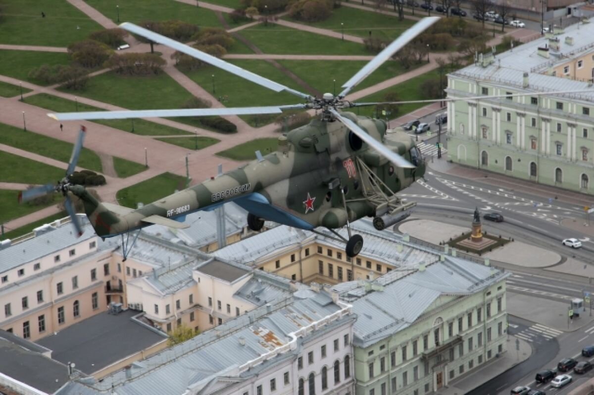    В Петербурге прошла тренировка полета перед главным военно-морским парадом
