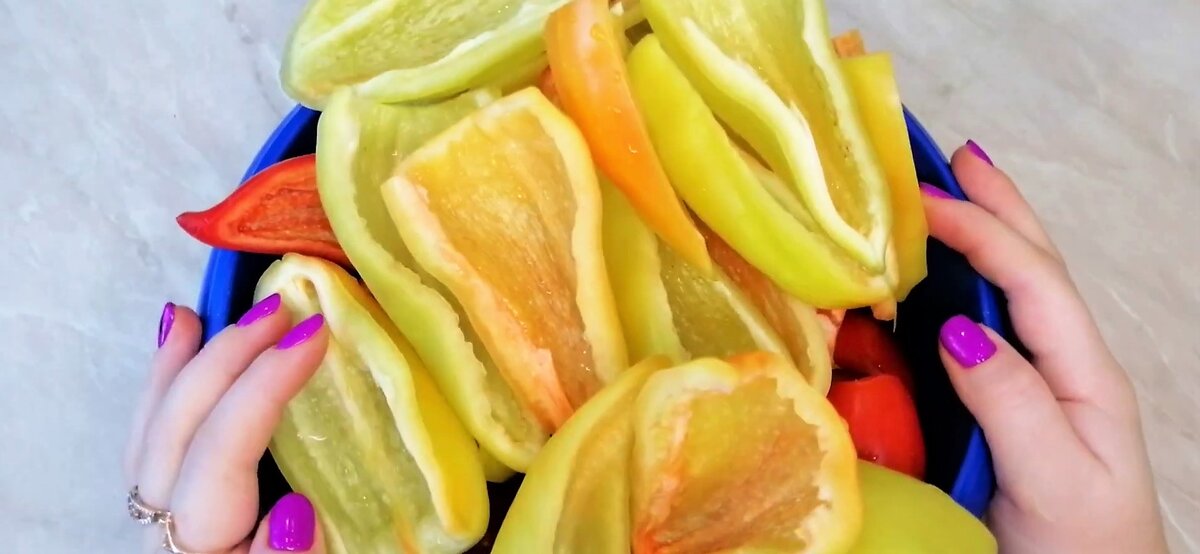 Перец болгарский почистить, помыть. Помидоры помыть.