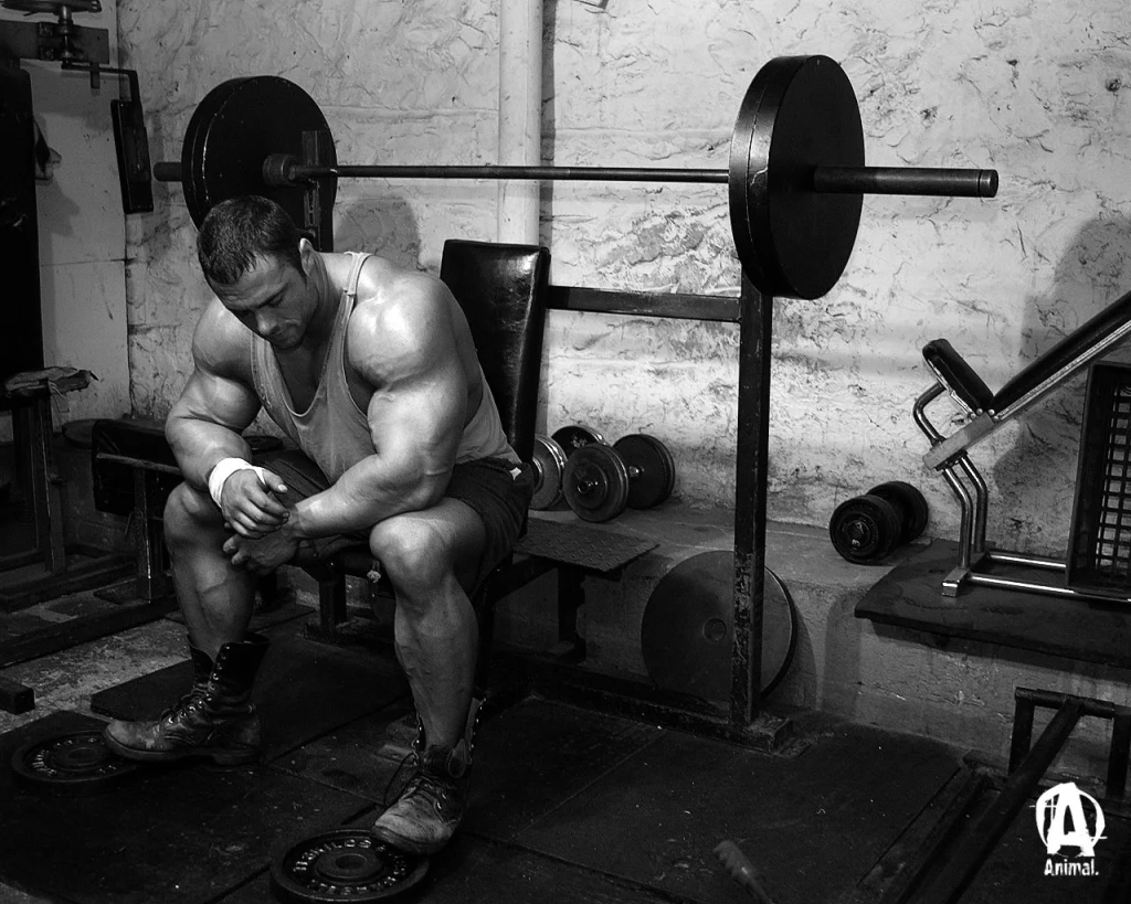 Музыка на тренировку в качалку. Алексей Лесуков жим лежа. Качки в качалке. Бодибилдинг штанга. Качалка штанга.