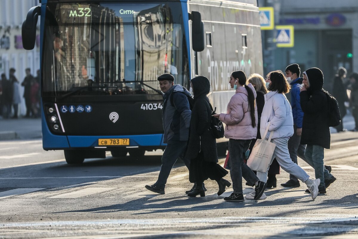 Новый общественный транспорт. Остановка автобуса. Новый общественный транспорт Москвы. Молодежь на улицах Москвы.