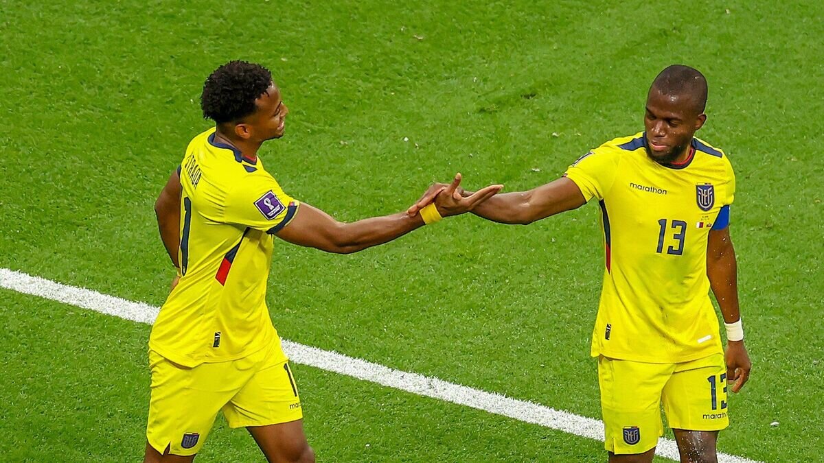    Эквадорский футболист Эннер Валенсия (справа)© пресс-служба сборной Эквадора по футболу