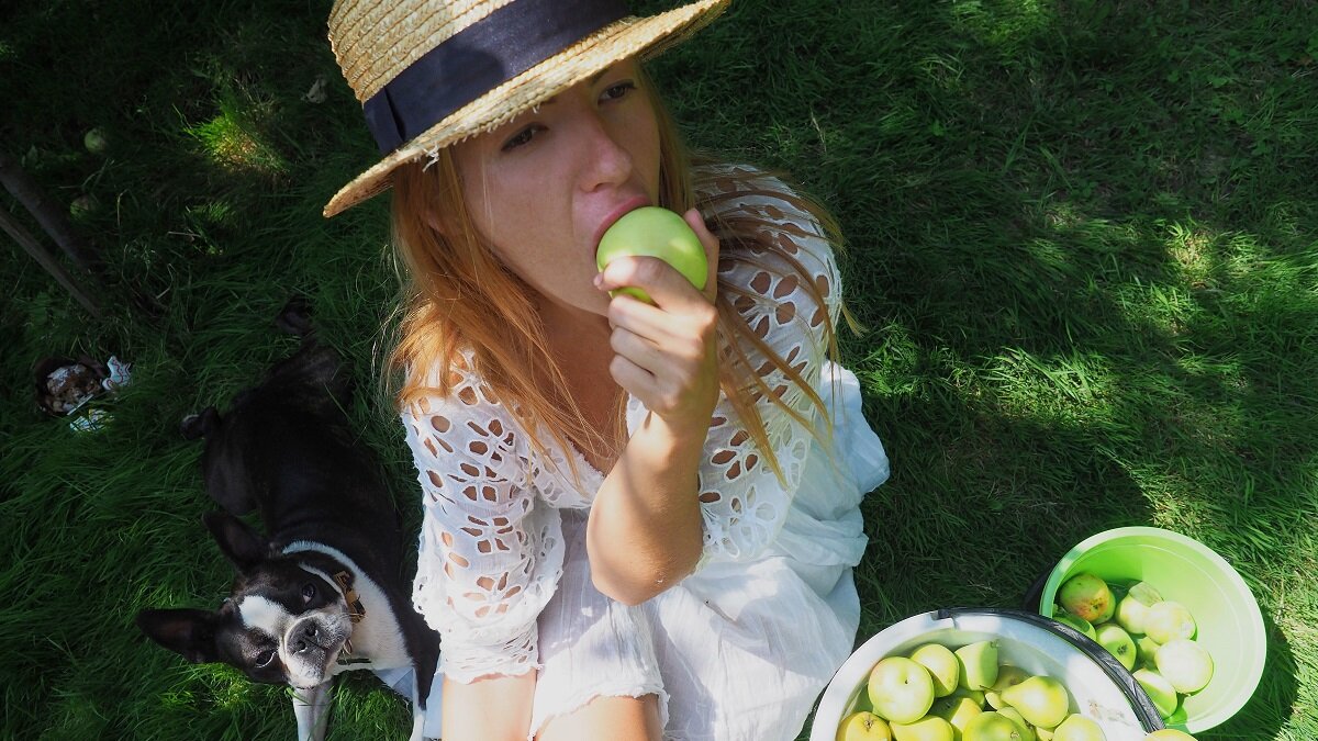    Девушка с яблоками