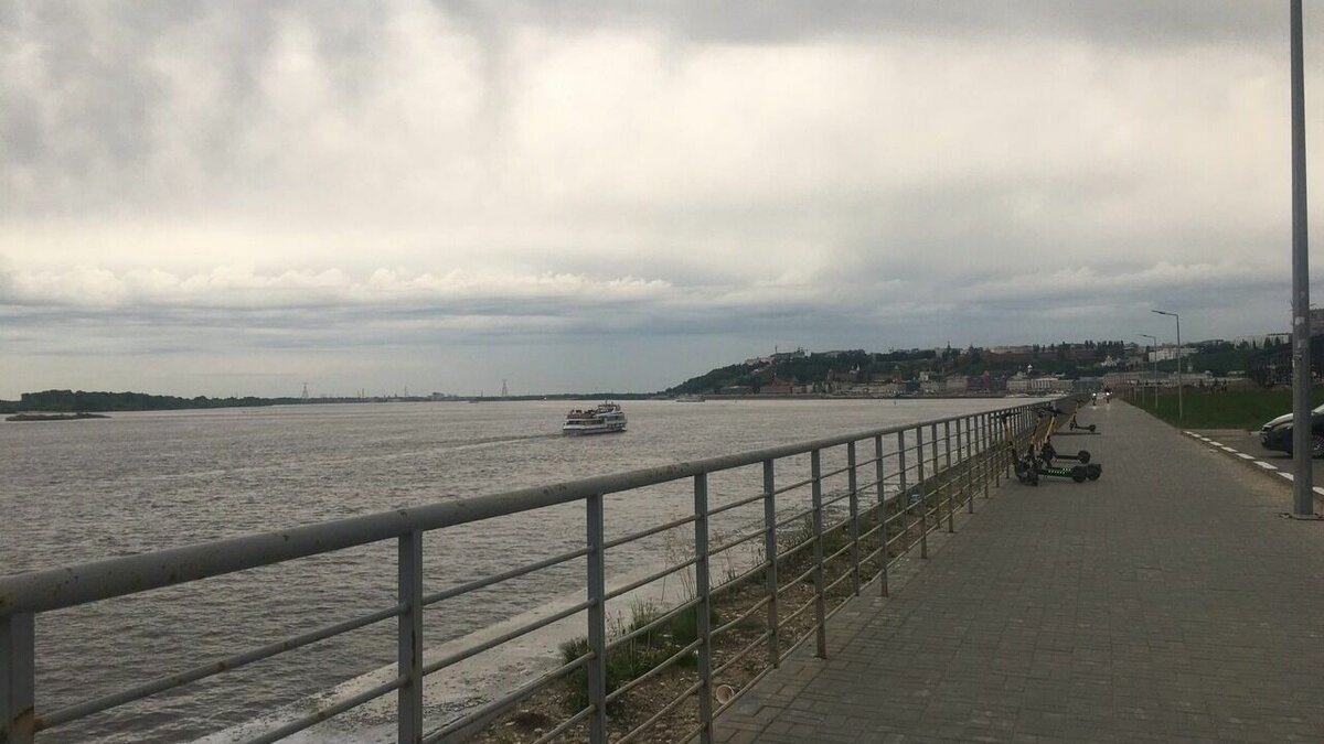     Нижегородцы пожаловались на разрушенную плитку на Волжской набережной. Фото очевидцы опубликовали в Telegram-канале «Нижний Новгород с огоньком».