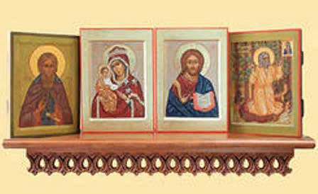 На фото:Полка с иконами. Фото взята с сайта икона ru/