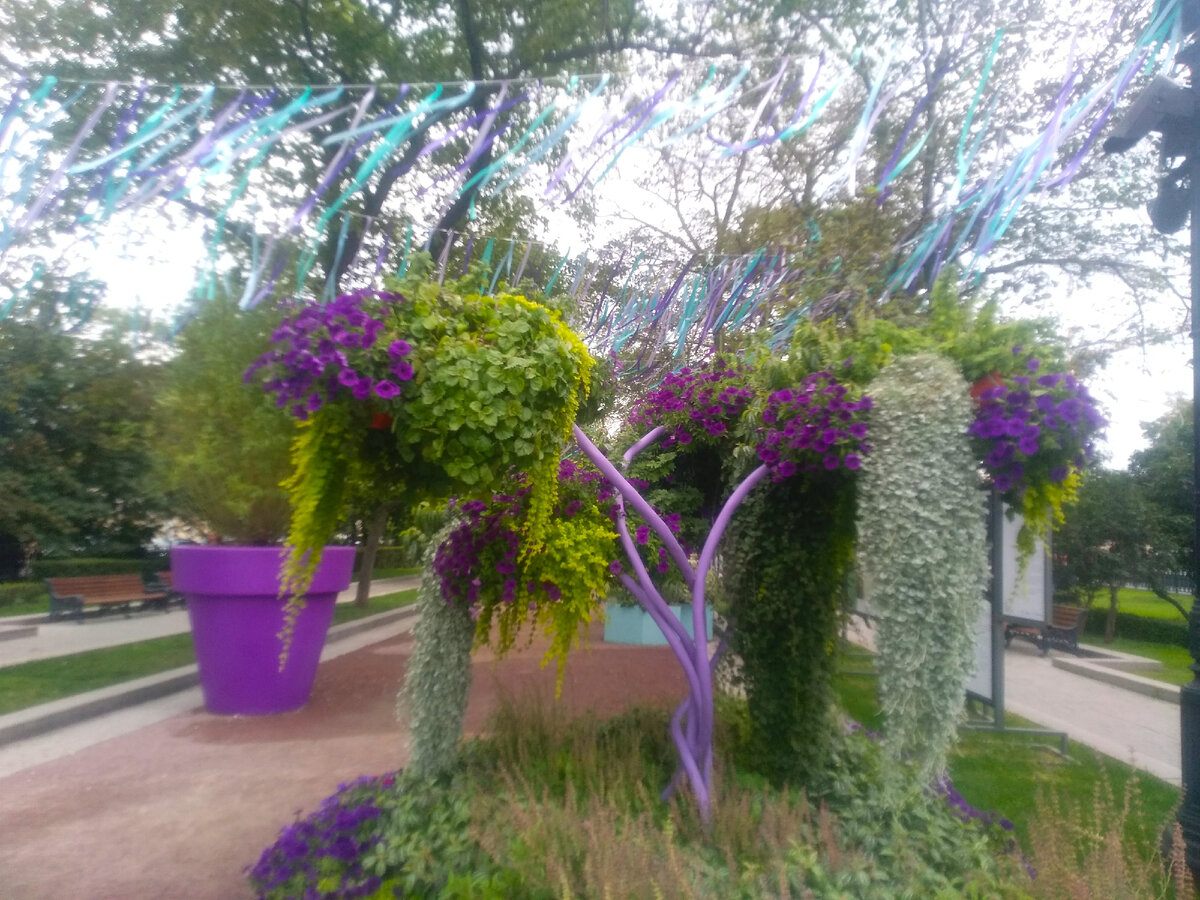 Несмотря на вечер пятницы, на бульваре почти никого