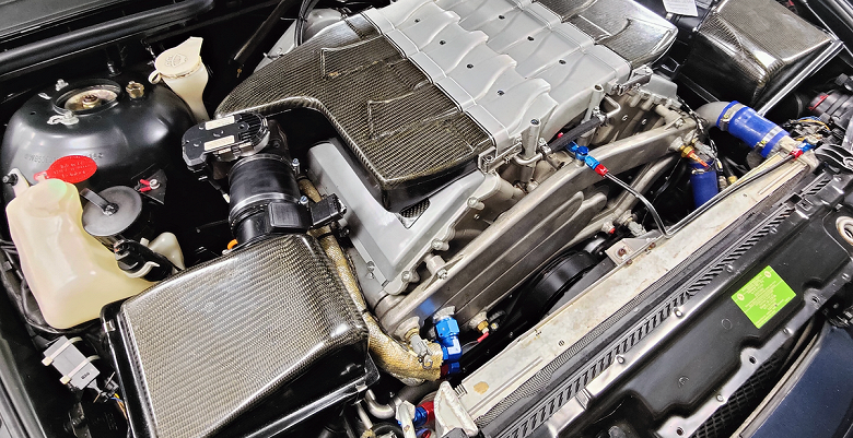 Заявленная мощность двигателя составляет 500 л.с., максимальный крутящий момент равен 550 Нм. Автомобиль весит 1836 кг.