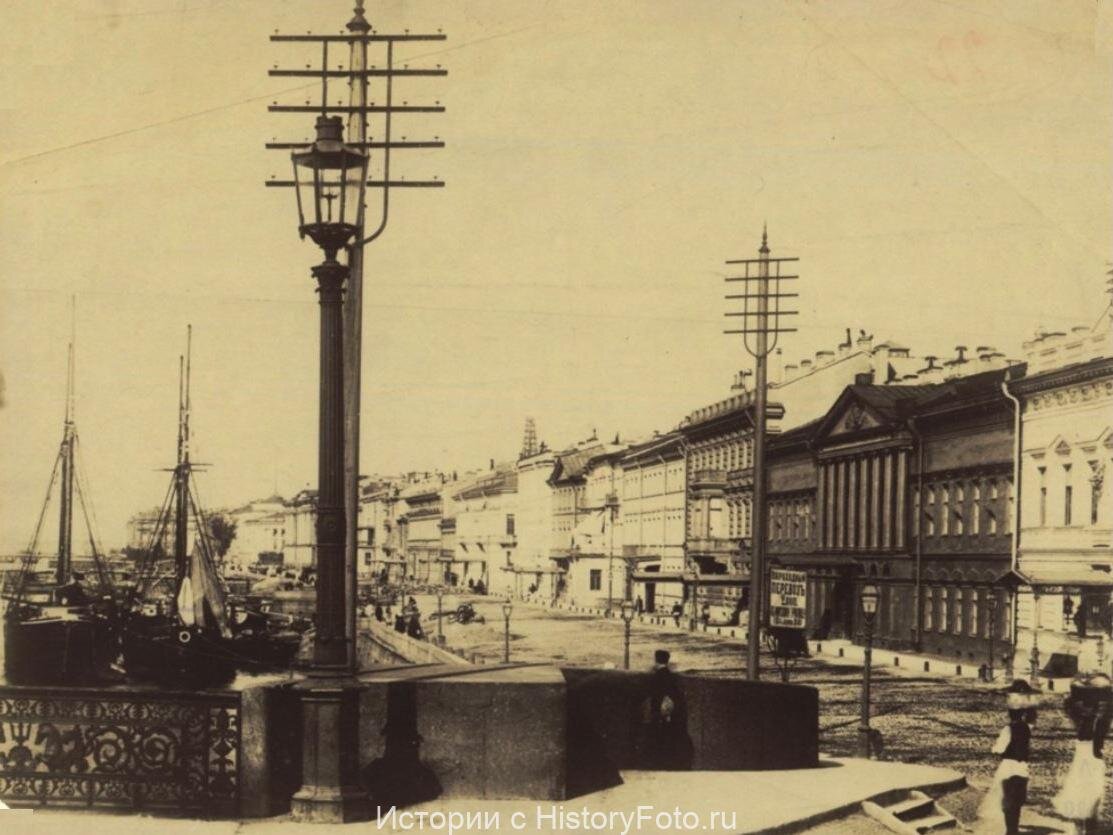 Вид с Николаевского моста на Английскую набережную. Санкт-​Петербург. 1860-е годы.

