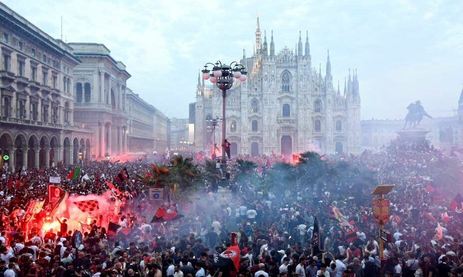    Болельщики «Милана» празднуют первую победу своей команды в Серии А за 11 лет. Фото: Reuters