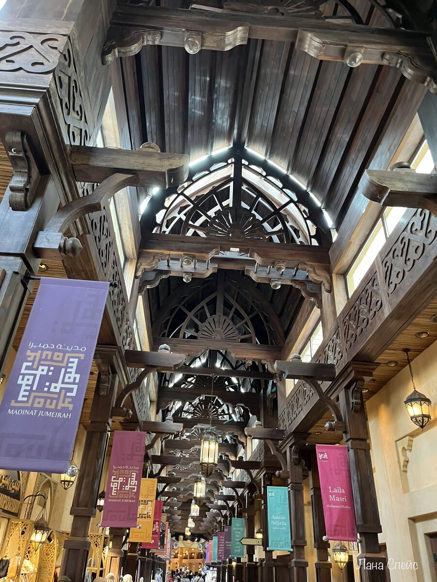 Ярко, колоритно-элитно - уже при входе