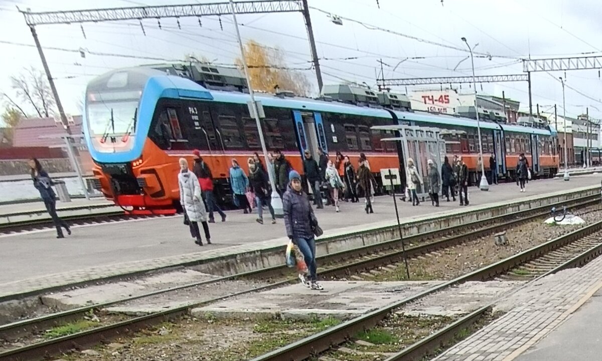 Электричка брянск 2 брянск 1. Электричка Брянск 2 Навля. Электричка Навля Брянск. Пригородный поезд. Брянская железная дорога.