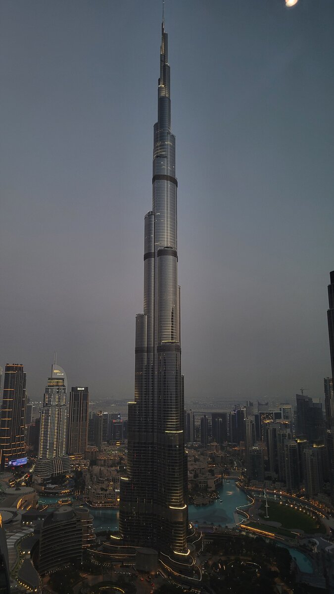 Burj Khalifa - сверхвысотный небоскрёб высотой 828 метров в Дубае. 