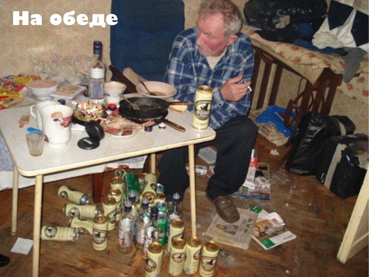 за столиком с другом алкоголиком