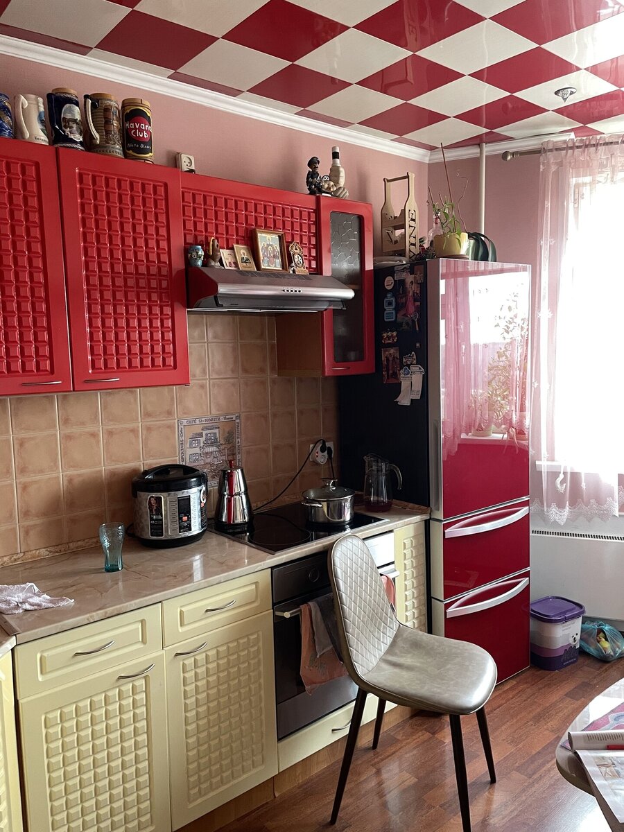     Красный цвет и шахматный орнамент максимально уменьшали пространство и без того небольшого помещения