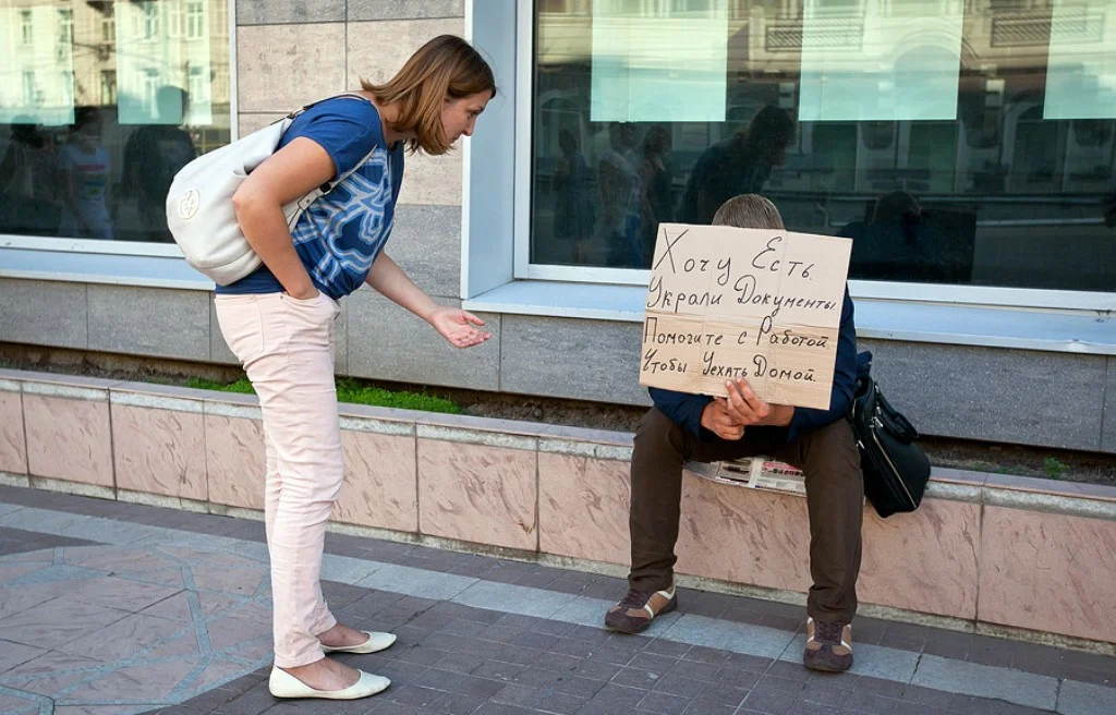 Просит денег. Попрошайки на улицах. Попрошайки денег на улице. Попрошайка с табличкой.