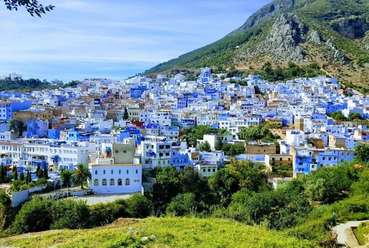 Под полуденным солнцем город смотрится почти белым теряя свою лазурь. Фото из открытых источников