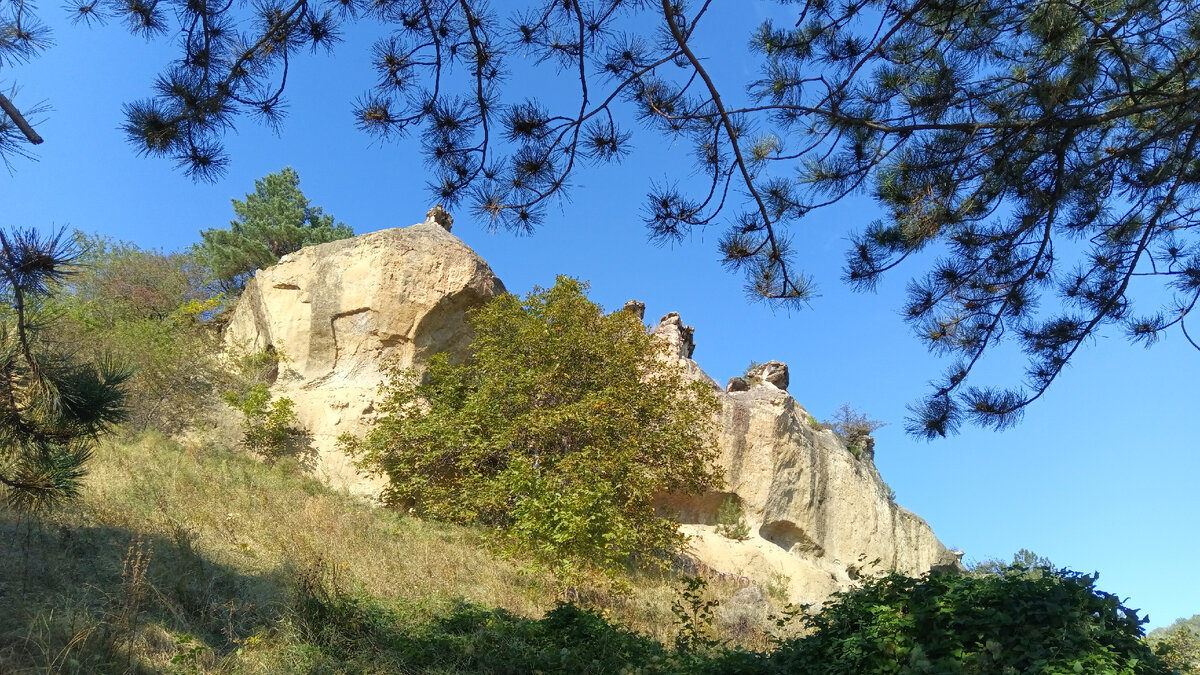 Скалы "Красное солнышко" вид снизу, с тропы Косыгина. Кисловодск.