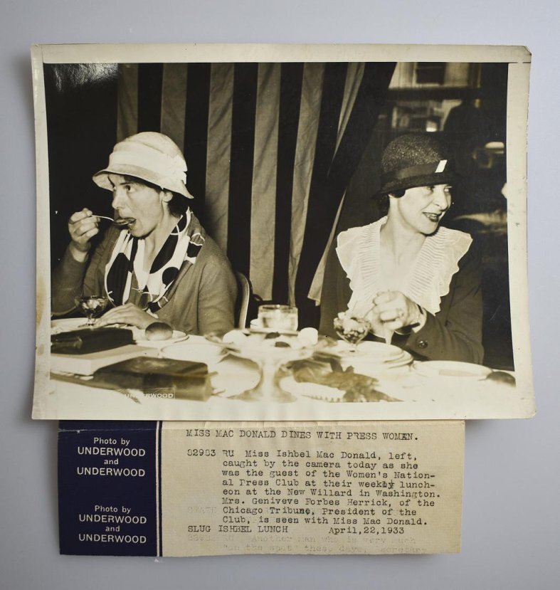 Фото из собрания МВЦ "Музей Моды" с приложенным описанием на английском языке