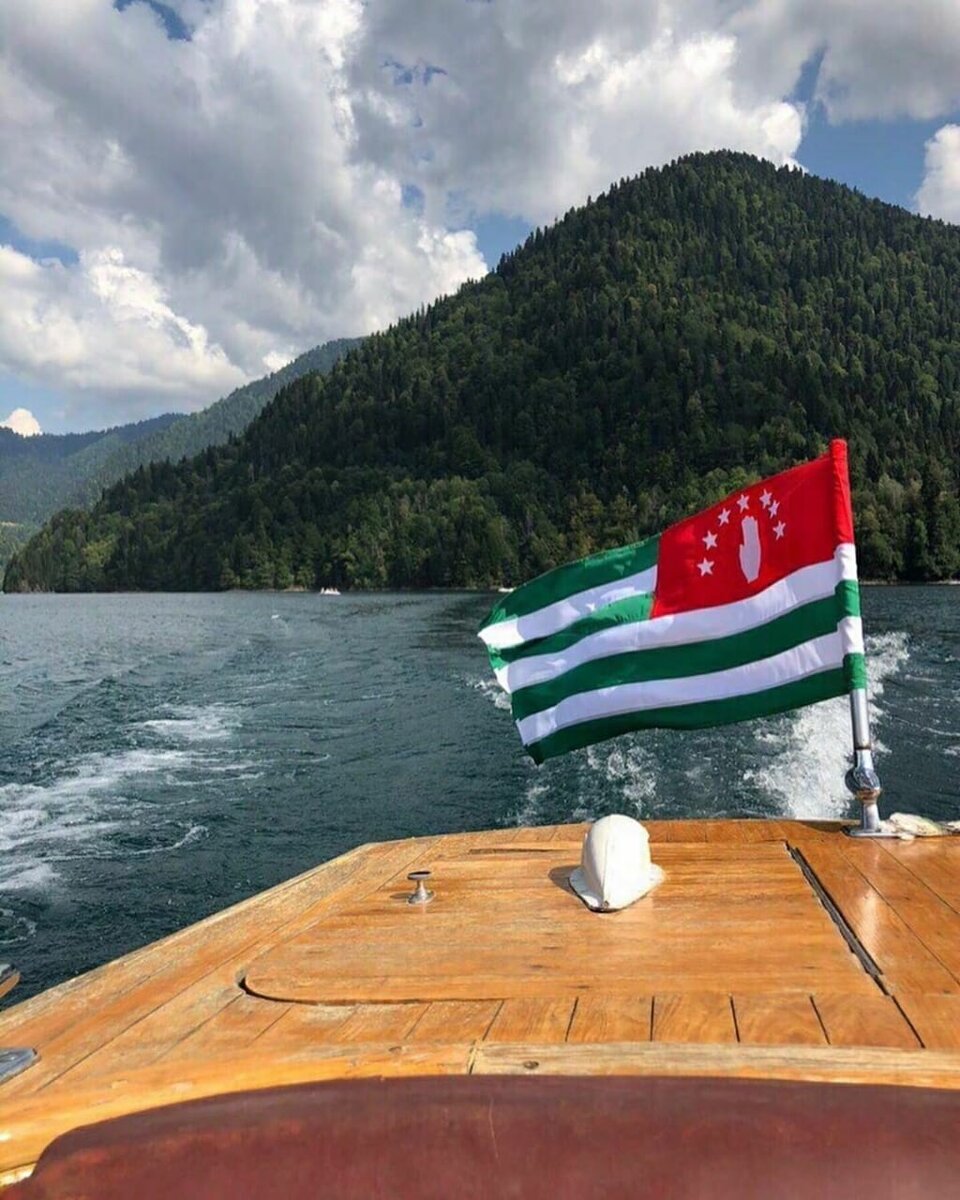 озеро Рица, респ.Абхазия(фото из интернета)