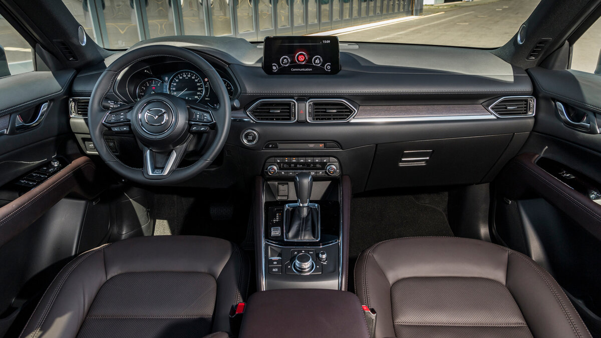 Увеличенный тачскрин для медиацентра Mazda Connect наделён новой функцией: он информирует водителя о деактивации цилиндров. Также в салоне появилась окружающая диодная подсветка. Предложена отделка сидений кожзамом пополам с замшей. Дизайн ключа-карты изменён.