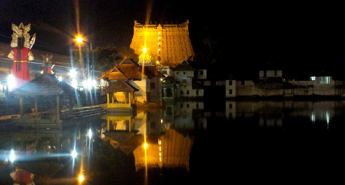 Ночной вид на золотой гопурам храма Падманабхасвами.