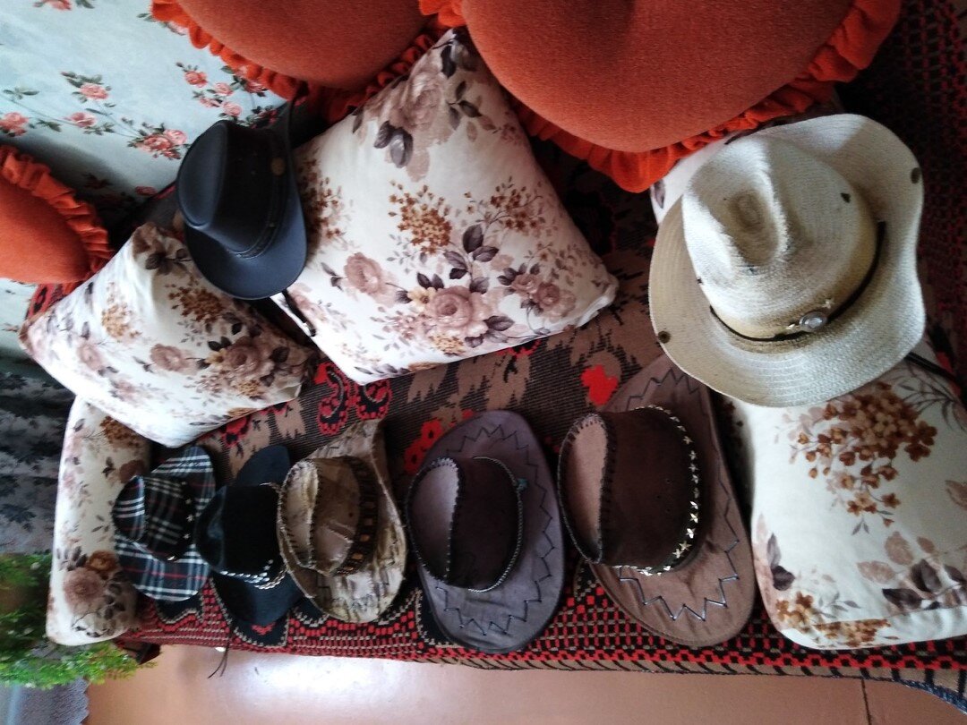 начал рассказ о своих шляпах... и не остановить...