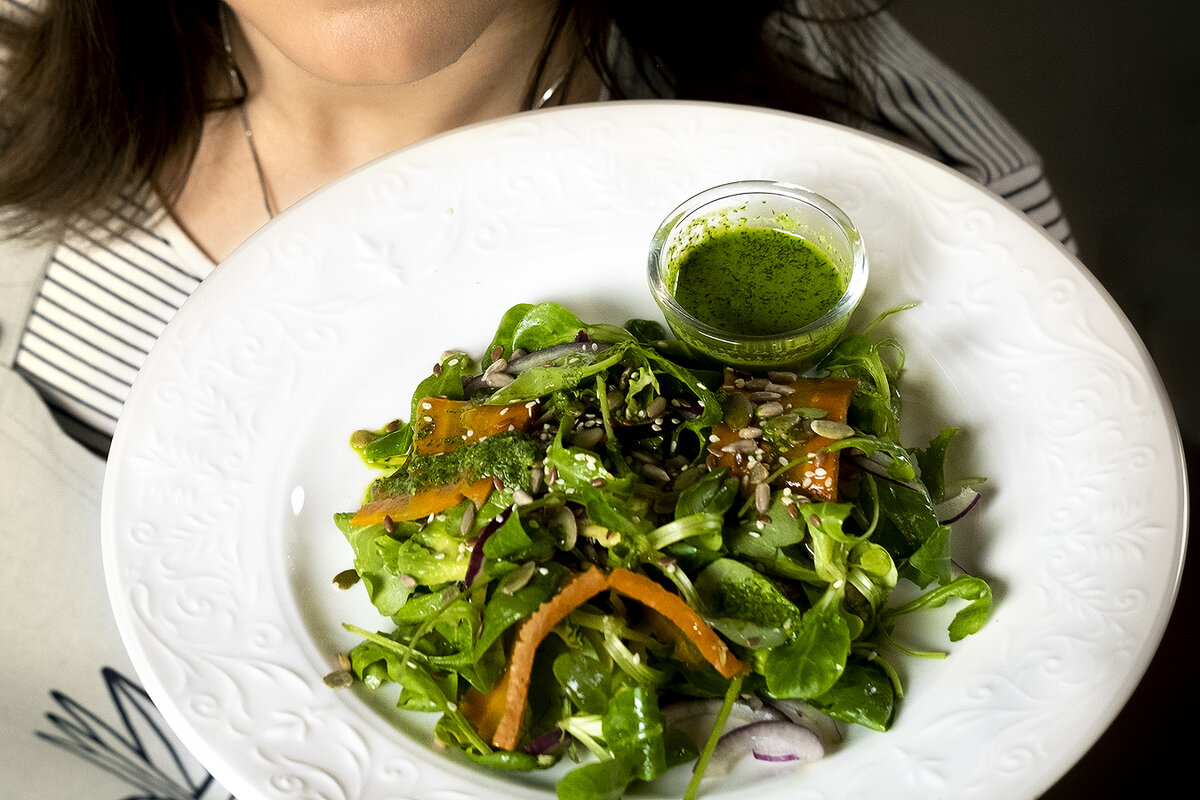 Салат с веганским "лососем".