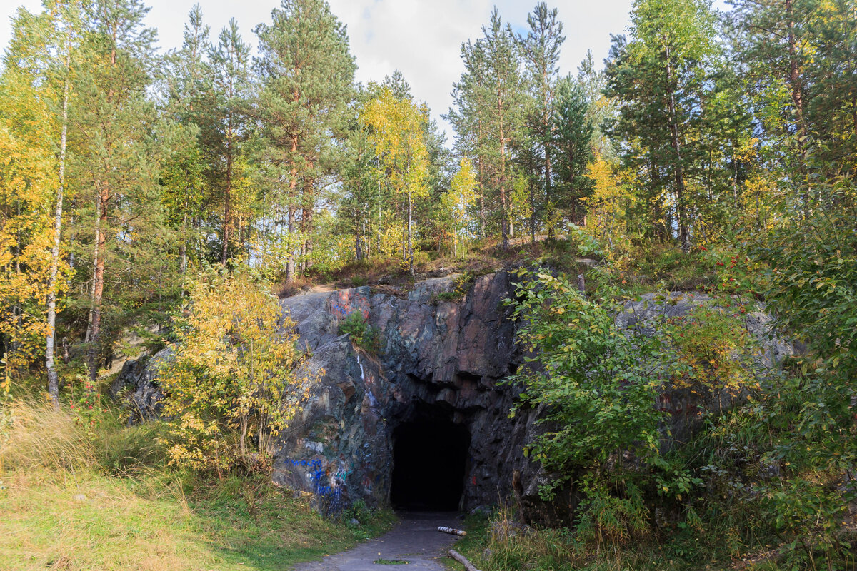 Вход в казарму выдолбленную в гранитной скале