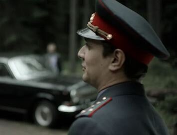 Бравые милиционеры, черные служебные Волги - это завораживает.  (кадр из сериала "Алекс Лютый")