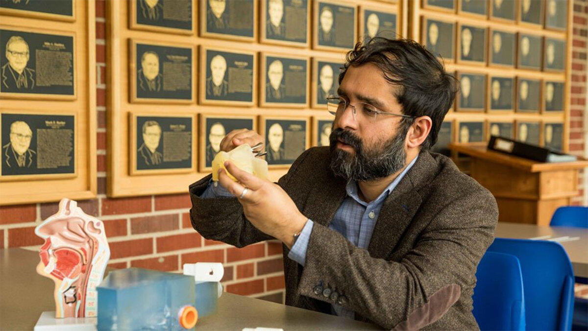 Доцент кафедры машиностроения Сайкат Басу использует расширитель для исследования полостей носа в гибкой 3D-печатной модели. Он моделирует движение частиц аэрозольного спрея, предназначенного для помощи пациентам с хроническими синуситами.