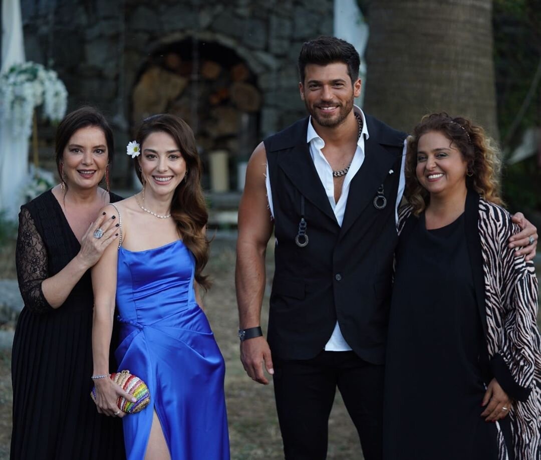 Звездные актеры на съемочной площадке "Мистер Неправильный / Bay Yanlış". Фото из Инстаграм Джан Ямана / Can Yama