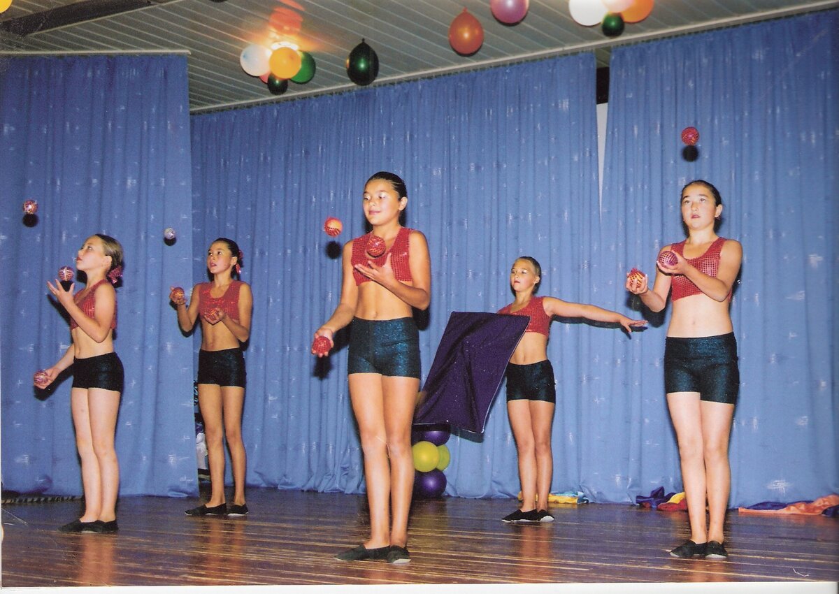 Образцовая цирковая студия "Мы из криЦа" первые жонглеры