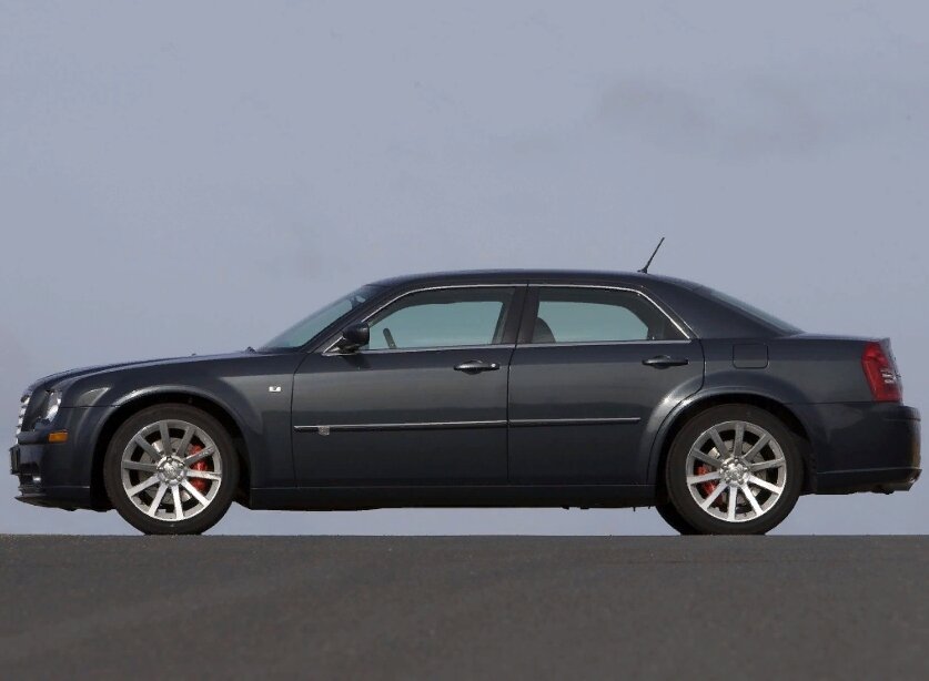 Крайслер 300С первого поколения  в профиль https://quto.ru/Chrysler/300CSRT8/I/sedan4d/photo/40917/#photo11