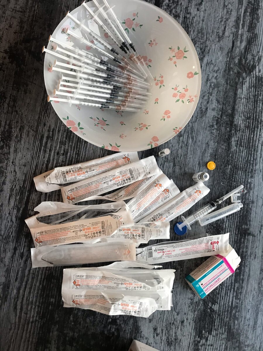 столько шприцов уходит на 1 раз. А надо колоть 2 раза в день