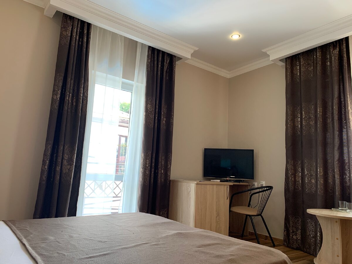 Телевизор, мини холодильник , wifi 