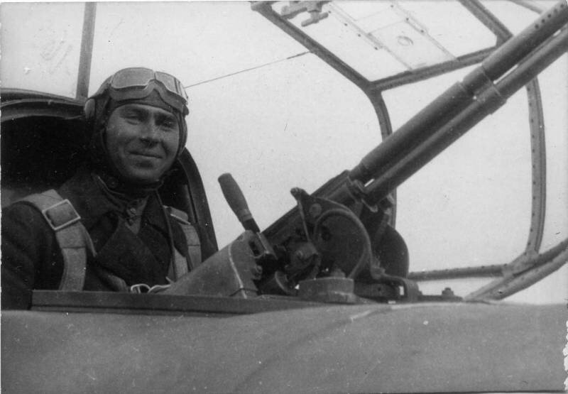 Воздушный стрелок советского штурмовика Ил-2 у 12,7-мм пулемета УБТ