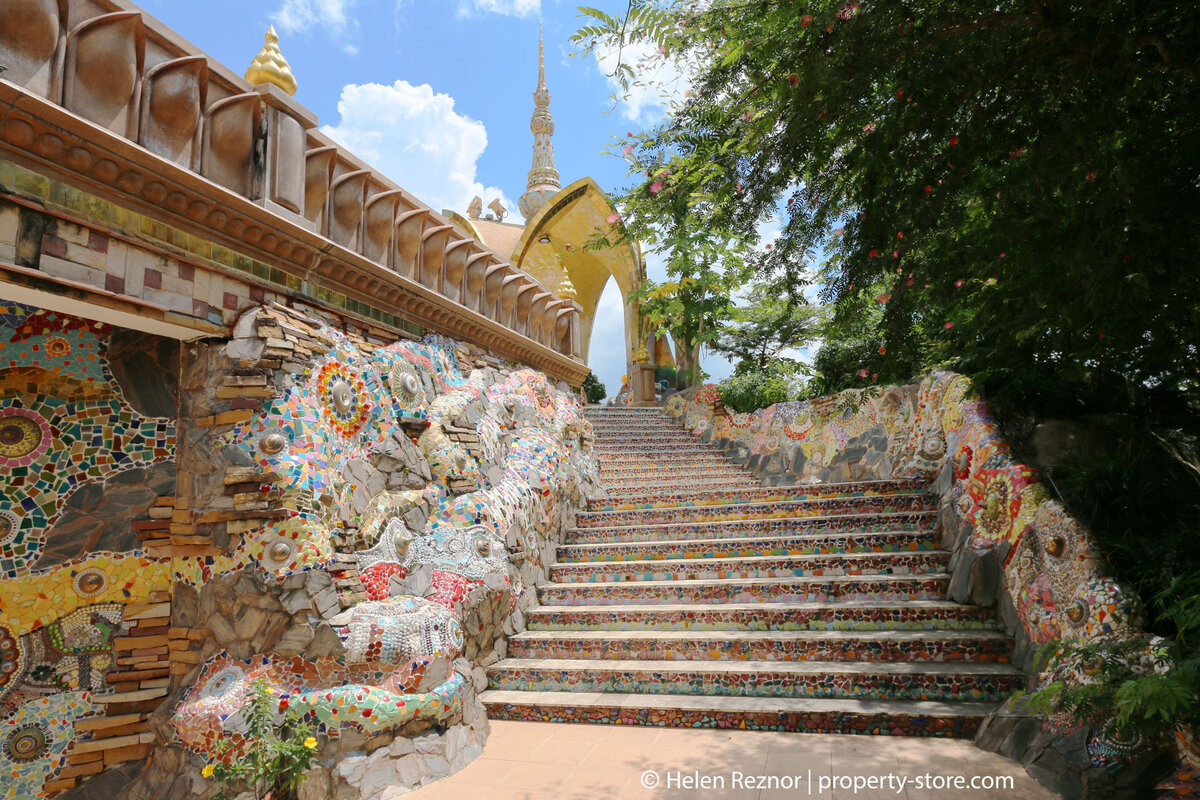 Храм Wat Phra Thart Pha Sorn Kaew. 