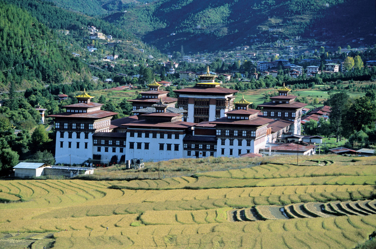 Королевство бутан, Тхимпху. Тхимпху — столица королевства бутан. Бутан Тхимпху люди. Горное королевство бутан.