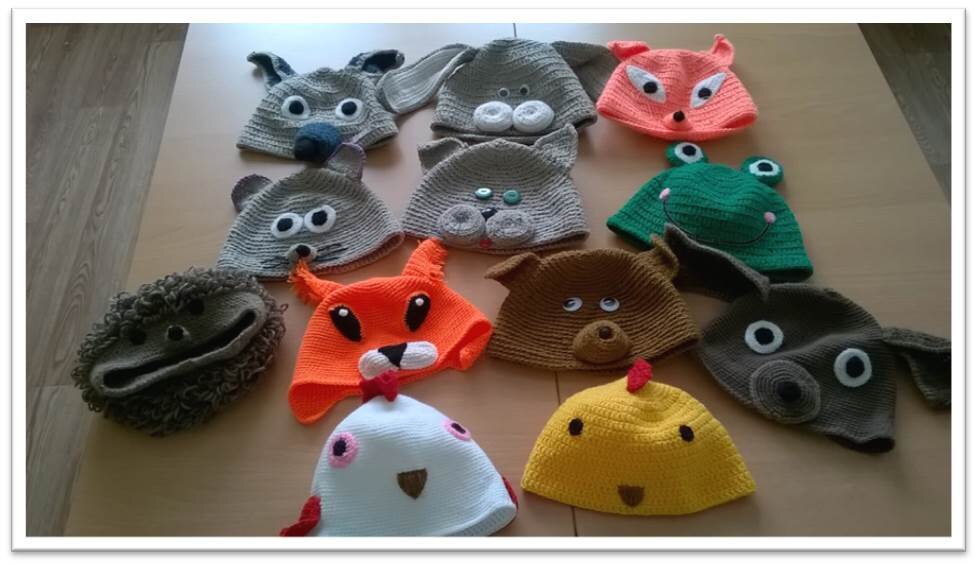 Вязаные шапочки для театральной деятельности. Фото из личного архива педагога 