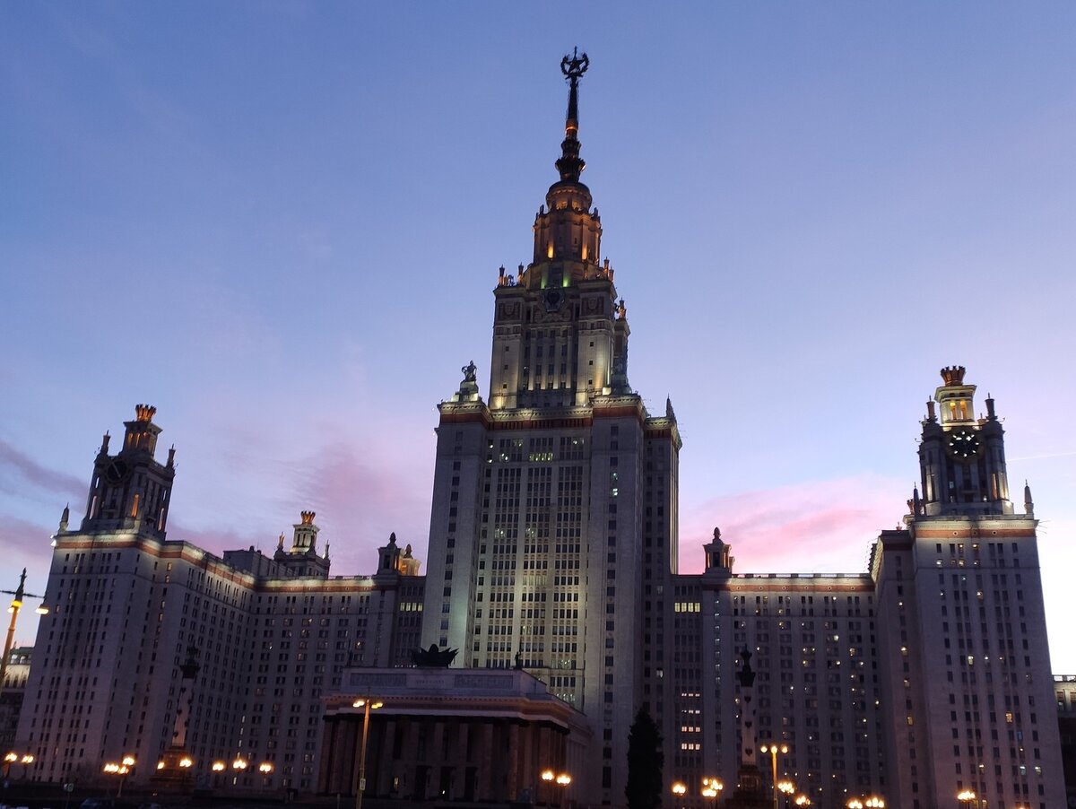 Новые ВУЗы тратят огромные деньги на рекламу, а за МГУ абитуренты готовы убить.