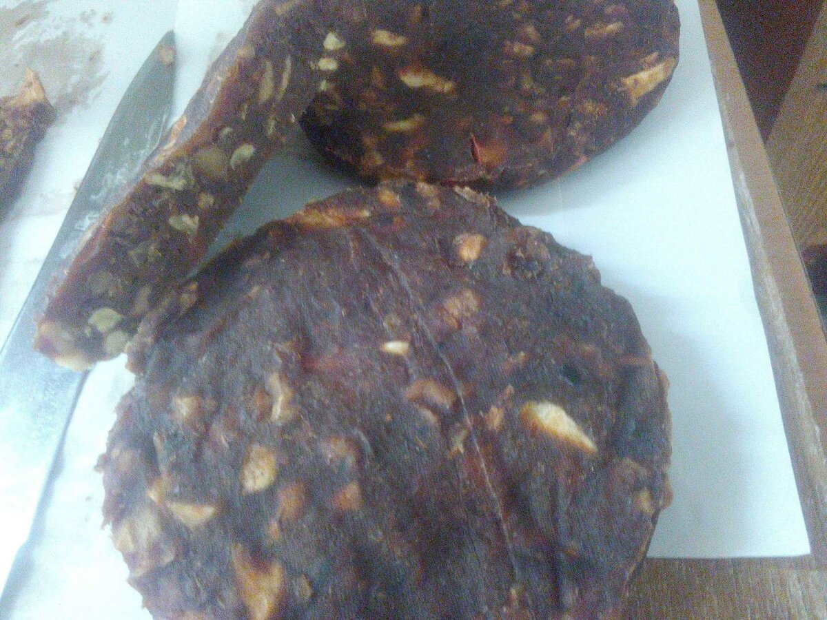 Яблочный сыр почему он получил такое название не знаю,но очень вкусен, правда на его приготовление потребуется время ,а главное терпение. Яблоки можно брать любые, на два кг яблок потребуется 200-250 грамм сахара,это зависит от яблок и вашего вкуса.С яблок удаляем сердцевину и режим на дольки складывая в кастрюлю или подходящую для вас емкость,периодически посыпая сахаром.Накрываем крышкой или тарелкой и ставим гнет.Оставляем наши  яблоки на 8 часов,желательно на ночь.Убираем гнет и ставим на огонь,когда сироп т.е. сок от яблок закипит ,делаем огонь тише и варим яблоки до мягкого состояния.Когда яблоки у вас Станут мягкими протираем их через сито или  пропускаем через блендер.Затем наше пюре ставим на огонь минимальный и варим два с половиной часа периодически помешивая.Если у вас нет времени можете поварить час,затем выключить и через некоторое время доварить.Что бы проверить готово пюре или нет,при помешивании оно как заварное тесто отходить от стенок посуды и собирается как в единый комок. За двадцать минут до готовности добавляем в пюре нарезанные кубиками яблоки и по вашему желанию орехи,изюм или цукаты.В посуду куда будем раскладывать пюре,застилаем влажной марлей сложенной в трое.Разложенное пюре накрываем марлей и ставим гнет на 2-3 часа.Затем выкладываем сыр на доску и сушим при комнатной температуре.Периодически сыр нужно переворачивать.Это очень вкусно и полезно.