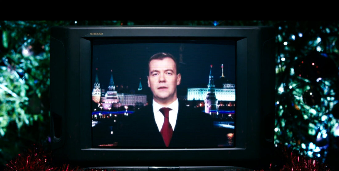 Президент Дмитрий Медведев в роли себя. Кадр из кинофильма "Елки", 2010 г., режиссеры Тимур Бекмамбетов, Александр Войтинский, Александр Андрющенко, сценаристы Тимур Бекмамбетов, Андрей Курейчик, Дмитрий Алейников, композитор  Павел Есенин. Скриншот кадра для иллюстрации