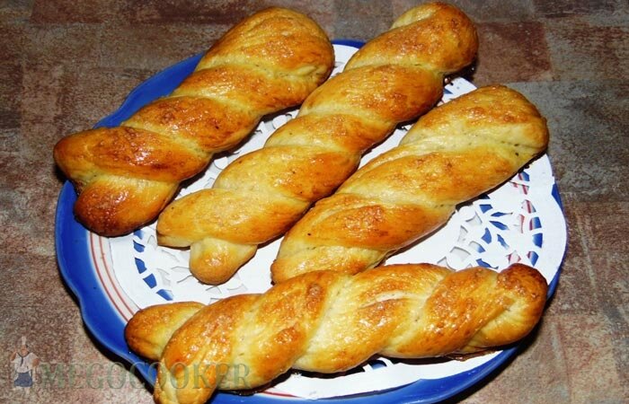 Булочка «Косичка» — мой любимый перекус в школьные годы. До сих пор помню ее аппетитную сахарную корочку! Рецепт приготовления этих булочек очень простой. Кроме того все ингредиенты постные (сливочное масло можно заменить растительным), поэтому их можно есть как в пост, так и маленьким деткам