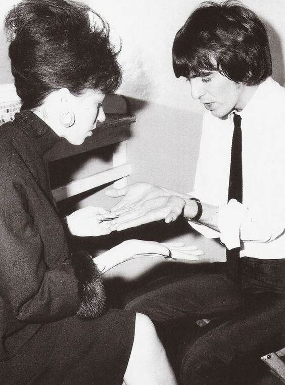 Хиромант Ева Петуленгро и Джордж Харрисон группа The Beatles 