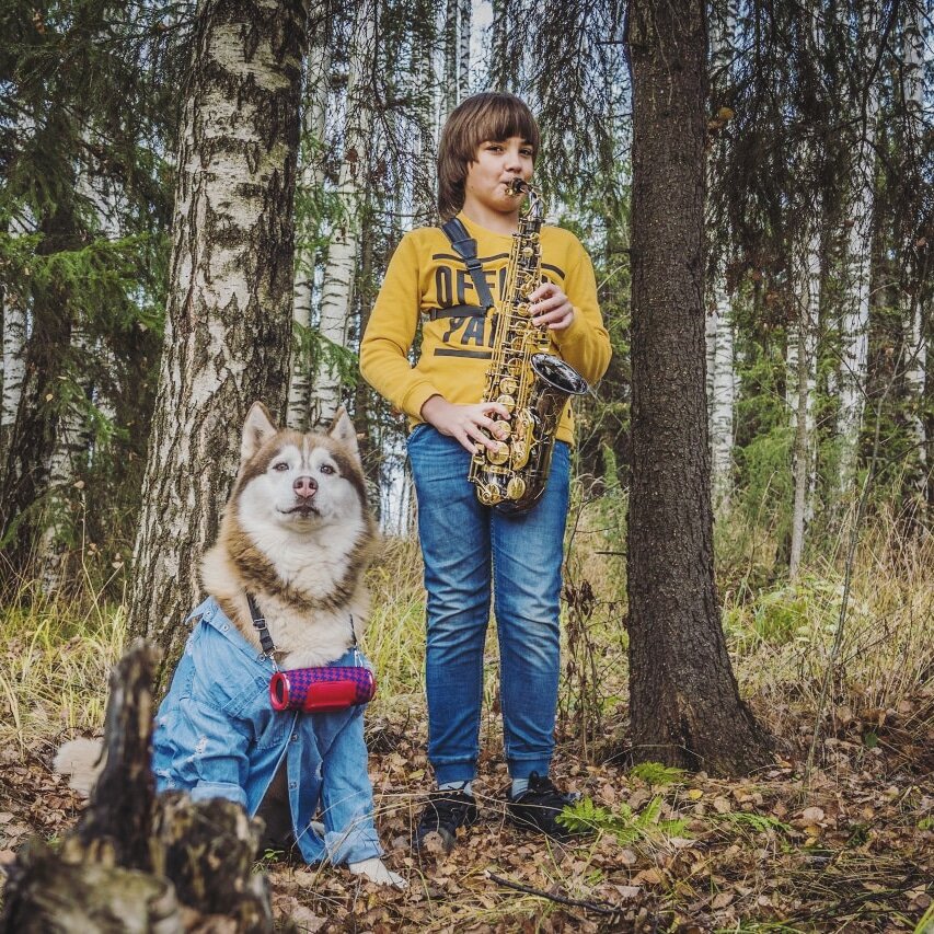 В этом году мы даже студию ему собственную построили, отдельное здание от дома. Там он и учится, и играет, и пишет. Свой маленький мир.