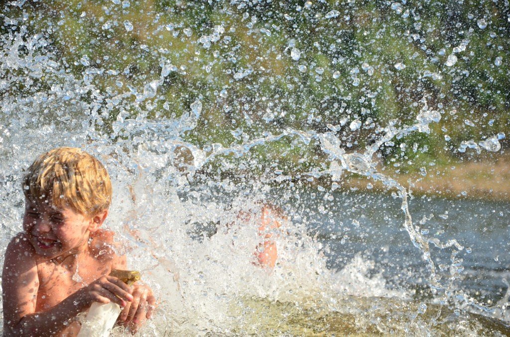 Купаемся на речке. Купание в море. Мальчишки на реке. Подросток купается на речке. Подросток купается на речке.